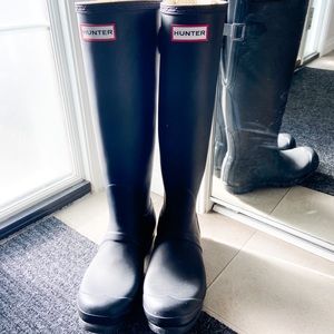 Black wide calf Hunter rain boots women’s size 8